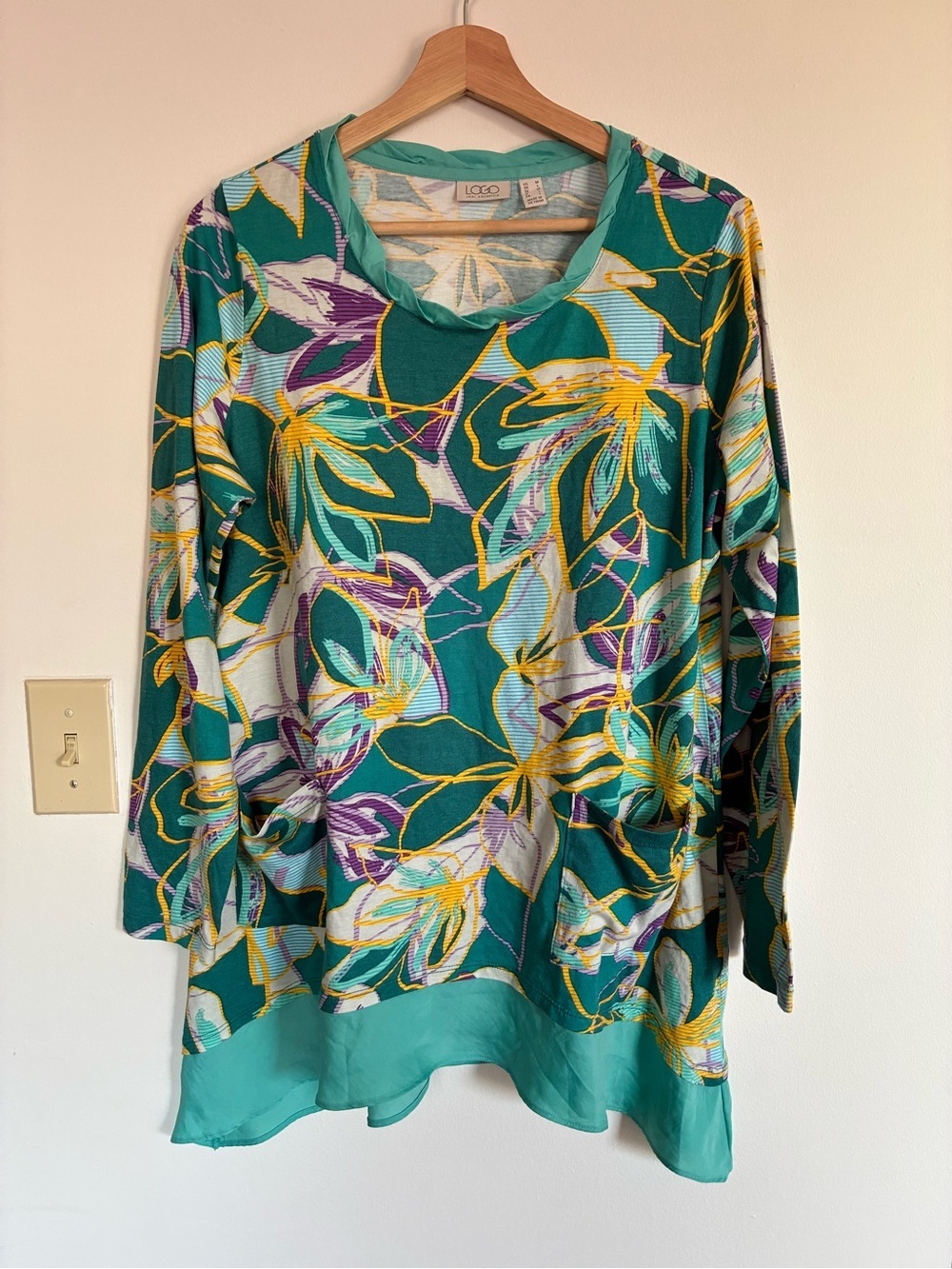 LOGO LOUNGE BY LORI GOLDSTEIN Green Tropical Floral Tunic Top Shark Bite Hem M